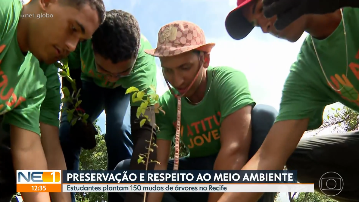 Alunos de escola pública do Recife participam de ação ambiental e levam conscientização para as ruas